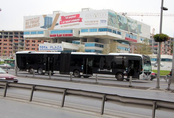 Sarı çizgiyi geçti metrobüs çarptı - Resim: 2