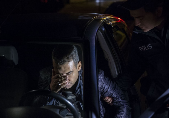 Alkollü sürücü yol ortasında uyuyakaldı - Resim: 1