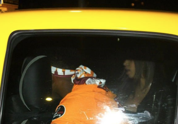 Önce kutlama sonra kaçamak! Kız arkadaşıyla arabada yakalandı - Resim: 1