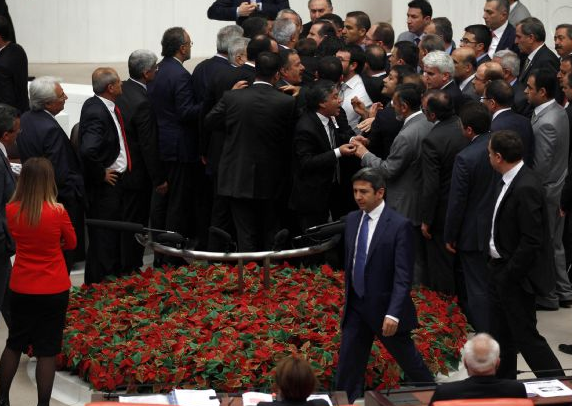 Meclis'te Kamer Genç kavgası - Resim: 3