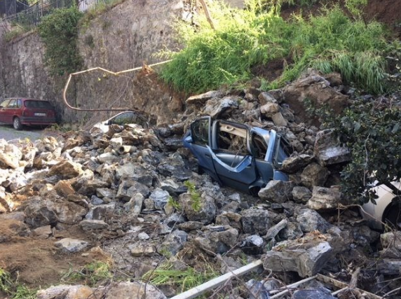 Beşiktaş'ta istinat duvarı araçların üzerine çöktü - Resim: 2