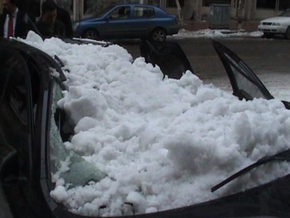 Çatıdan düşen kar aracı bu hale getirdi - Resim: 2