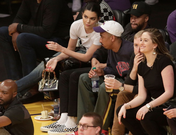 Kendall Jenner elmalı şeker yiyerek maç izledi - Resim: 1