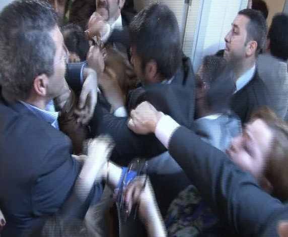 Başkan'a saldırdı, linçten zor kurtuldu  - Resim: 1