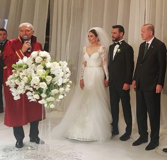 Alişan-Buse Varol çiftine kilo kilo takılmıştı! Altınların değeri dudak uçuklattı - Resim: 3