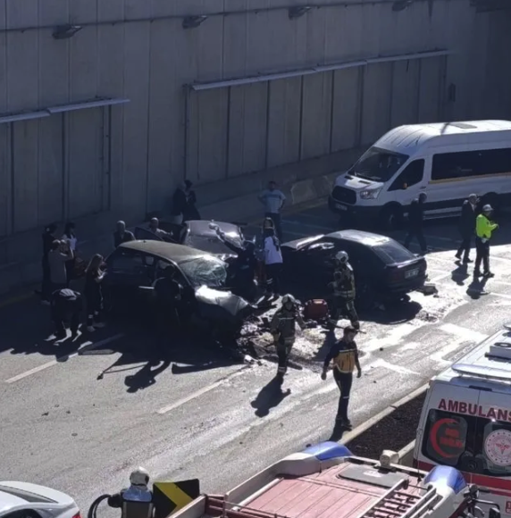 Ankara'da zincirleme trafik kazasında 4 kişi yaralandı - Resim: 1
