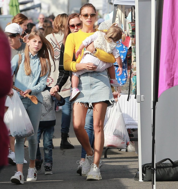 Irina Shayk pazara çıktı kızı rahat bırakmadı - Resim: 4