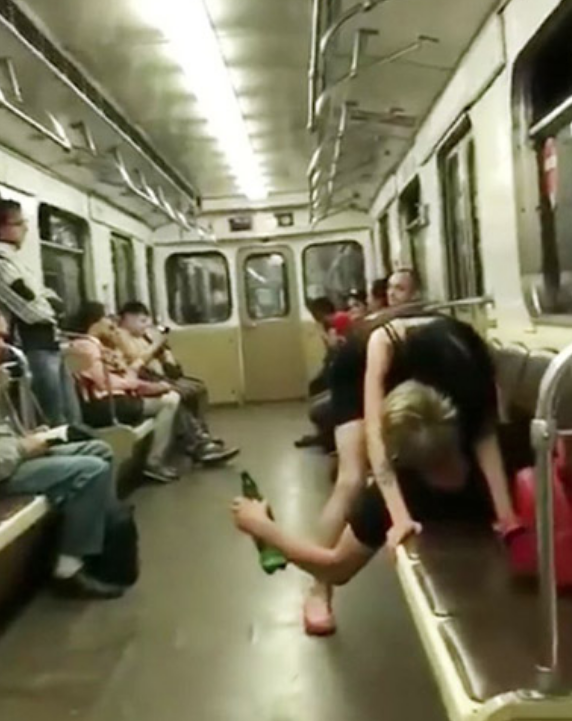 Metroda rezalet! Elinde alkol erkek arkadaşının üzerine atladı sonrası fena - Resim: 1