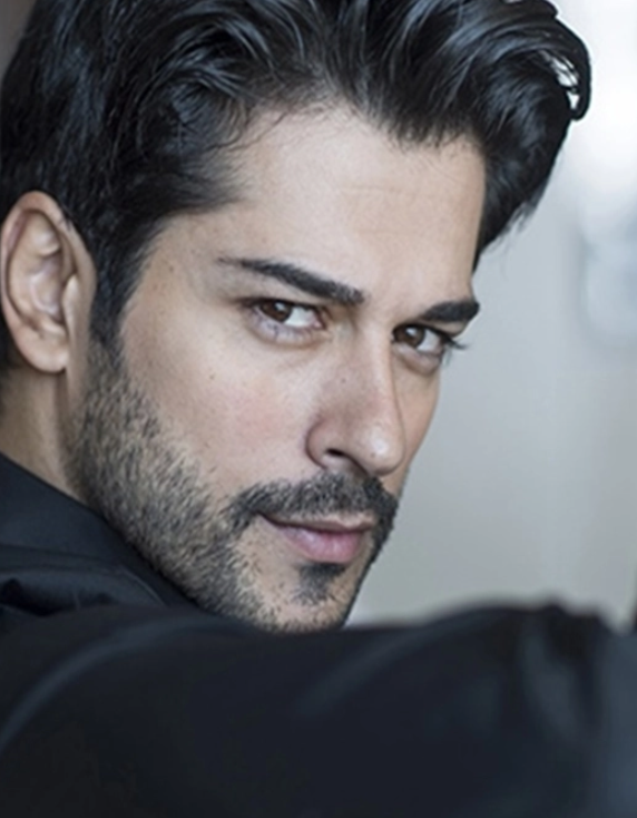 Burak Özçivit'in kardeşini görenler şok oldu! İşte Özçivit'in esmer güzeli kız kardeşi... - Resim: 1