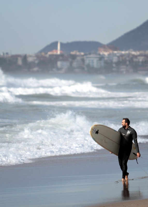 Kar kış dinlemeden soğuğa aldırmadan sörf yaptılar! - Resim: 4