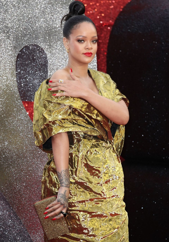 Rihanna'nın zor anları! Dekoltesi başına bela oldu - Resim: 4