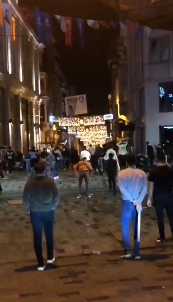 Taksim'de Bayern Münih taraftarı taşkınlık çıkarttı: Masa ve sandalyeler havada uçuştu - Resim: 1