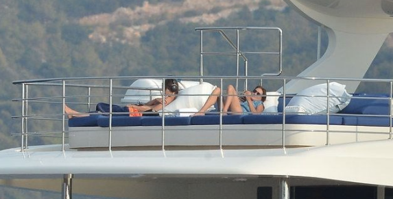 Bodrum'da sıcağa direndi! Carla Bruni elbiseyle güneşlendi - Resim: 3