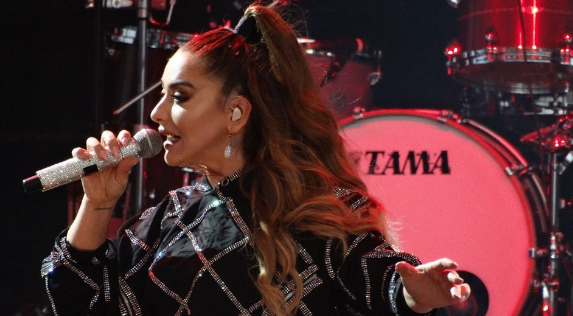 Hadise doktorunu dinlemedi sahnede şov yaptı - Resim: 3