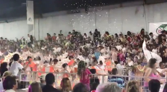 Karnavalda sahne çöktü: 34 kişi yaralandı - Resim: 1