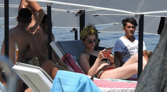 Özge Özpirinçci 'Güzel çekin' deyip denize atladı! - Resim: 2