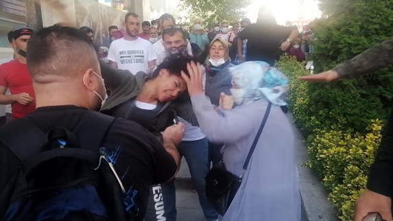 "Kocamı elimden aldın" dedi, sokak ortasında birbirlerine girdiler - Resim: 0