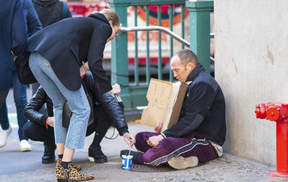 Ünlü çift barıştı sokak ortasında öpüştüler! - Resim: 3