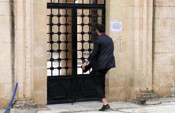 Cemaatle namaza ara verildi! O ise kapıyı tekmeleyerek açmaya çalıştı - Resim: 0