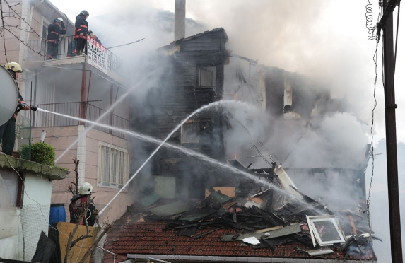 Üsküdar'da ahşap binada korkutan yangın! - Resim: 2