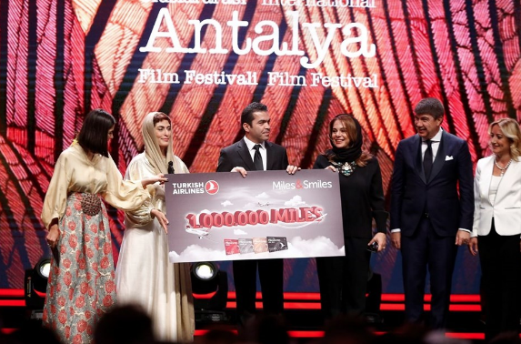 Cem Yılmaz'la Defne Samyeli'nin kırmızı halı fotoğrafı sosyal medyada olay oldu - Resim: 1