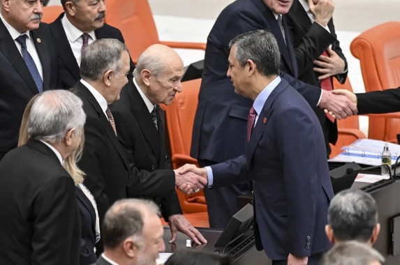 TBMM’de bütçe maratonunun son günü! Liderler böyle tokalaştı... - Resim: 3