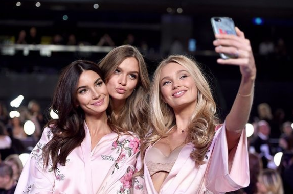 Yılın defilesi için son hazırlıklar! Yenge veda mı ediyor - Resim: 3