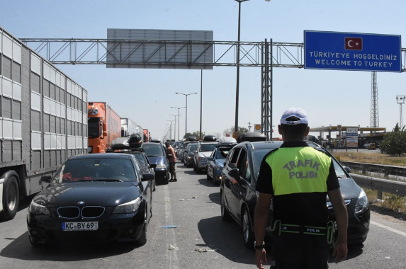 Dönüş çilesi! Kilometrelerce kuyruk oluştu - Resim: 2