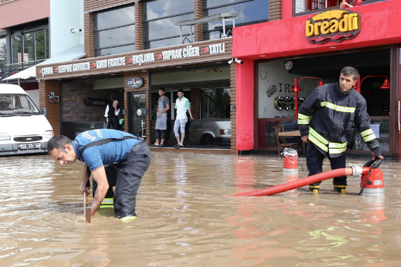 Erzurum'da sağanak ve dolu taşkına yol açtı - Resim: 1