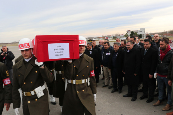 İdlib şehidi Şükrü Elibol memleketine getirildi hamile eşi fenalaştı - Resim: 0