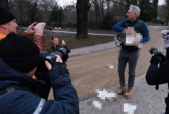 Hollanda'da Kuran'a saldırı! İsveç'ten sonra Pegida Hollanda'da Kur'an yırttı - Resim: 3