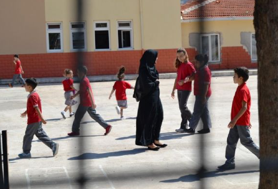 Tesettürlü öğretmen kriz yarattı - Resim: 1