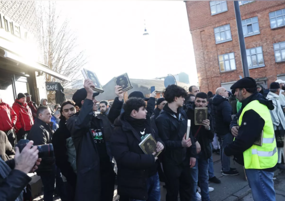 Büyükelçi Dışişleri'ne çağrıldı! Danimarka izin verdi, Paludan bir kez daha Kur'an yaktı! - Resim: 2