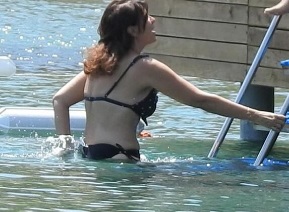 Yeşim Salkım gazetecileri görünce panikledi! Havluya kapattı - Resim: 4