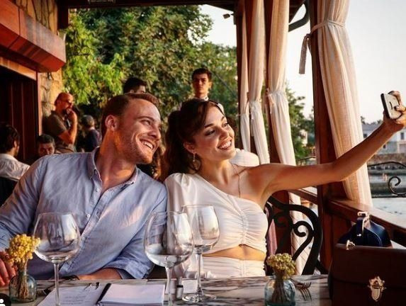 Arkadaşları paylaşınca ele verdi! Hande Erçel Kerem Bursin fotoğrafındaki detay olay oldu - Resim: 4