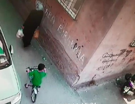 Kadını taciz ederken güvenlik kamerasına yakalandı - Resim: 1