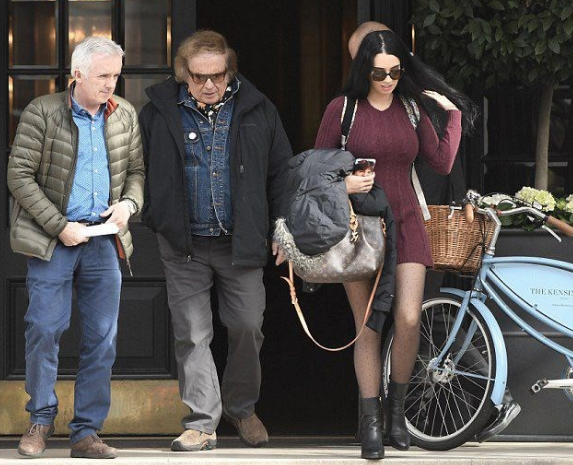 72'lik müzisyenin 24'lük sevgilisi olay oldu! - Resim: 1