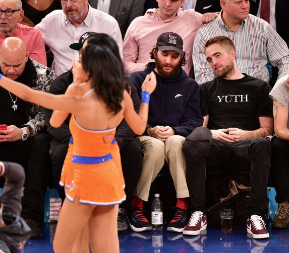 Maçı değil süper minili kızları izledi! Gözleriyle yedi bitirdi - Resim: 4