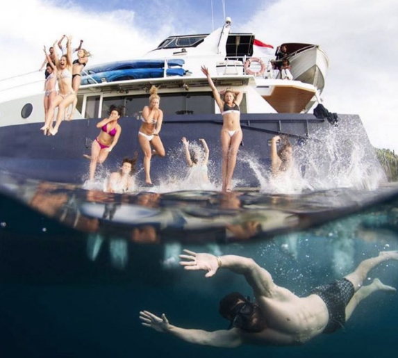 Dan Bilzerian, çılgın partide! Bakın yanında kim var? - Resim: 3