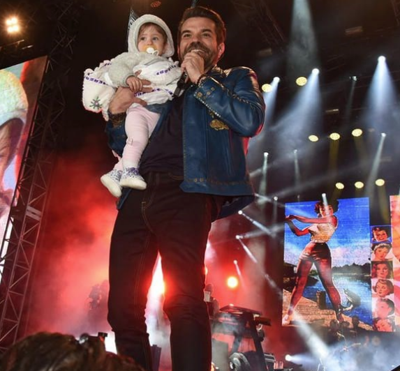 Şarkısını yarıda kesti: Ne olur elden ele onu bana gönderin - Resim: 2