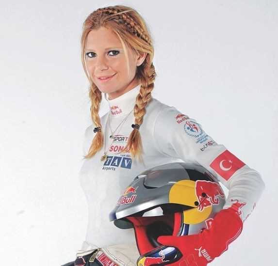 Başörtüsünü çıkaran rallici Burcu Çetinkaya kendisini eleştiren Nurgül Yeşilçay'a cevap verdi - Resim: 2