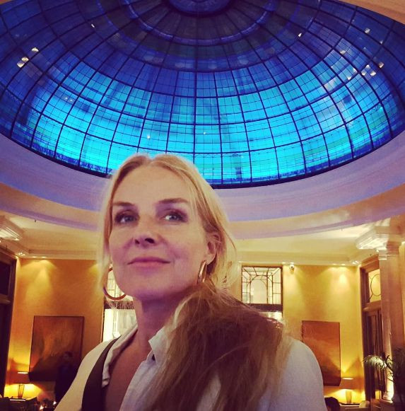 Yönetmen Sinan Çetin, Nişantaşı'nda genç güzelle feci şekilde yakalandı! Bakın kız kim çıktı - Resim: 4