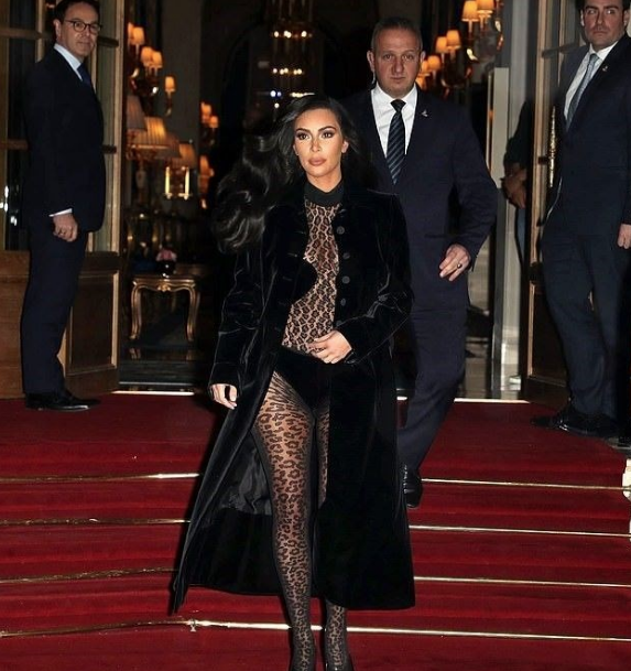 Kim Kardashian'ın cesur leopar desenli tulumu dikkat çekti - Resim: 2