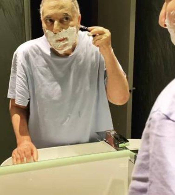 Mehmet Ali Erbil 'İki yıl sonra ilk tıraşım' deyip kendisinin tıraş olduğu anları paylaştı - Resim: 3