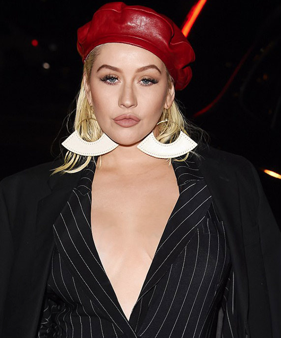 Derin göğüs dekoltesi gözleri şaşı etti - Resim: 3