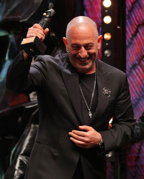 Cem Yılmaz'la Defne Samyeli'nin kırmızı halı fotoğrafı sosyal medyada olay oldu - Resim: 3