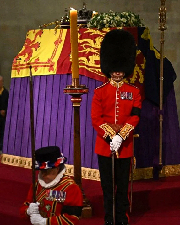 Kraliçe Elizabeth'in tabutu sır dolu! Meghan Markle casus iddiası kıyafetine gizledi! - Resim: 4