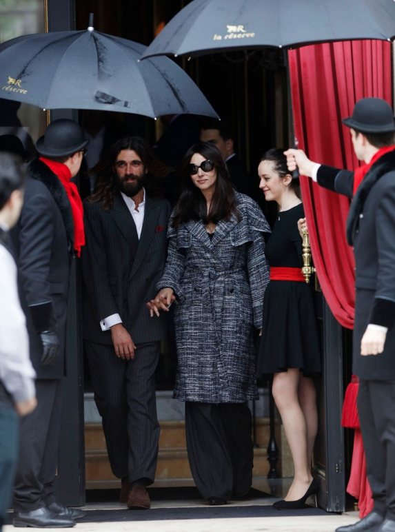 Monica Bellucci yeni sevgilisi ile ilk kez el ele - Resim: 3