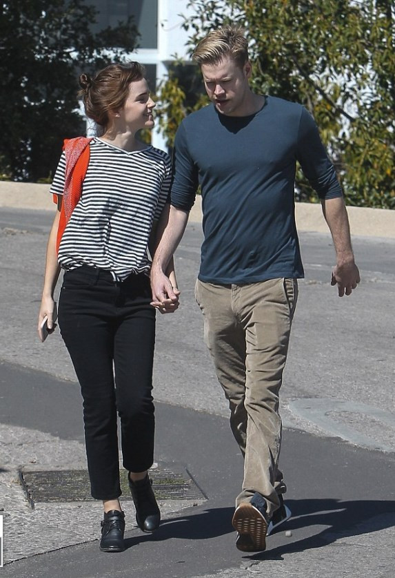 Emma Watson ilk kez görüntülendi fena yakalandı - Resim: 4