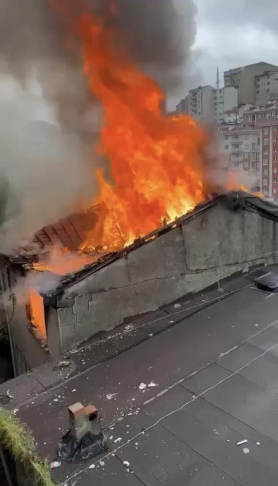 Madde bağımlısı sigara izmariti attı! Şişli'de çatı katı alevlere teslim oldu: O anlar kamerada! - Resim: 1